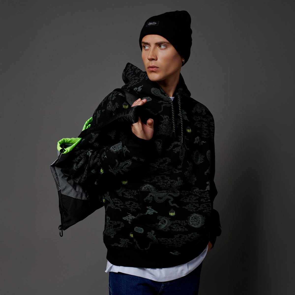 Felpa Yokai con cappuccio nero